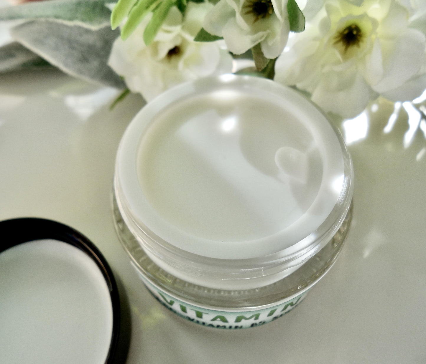 1oz jar comes with an inner lip that makes it leak-proof