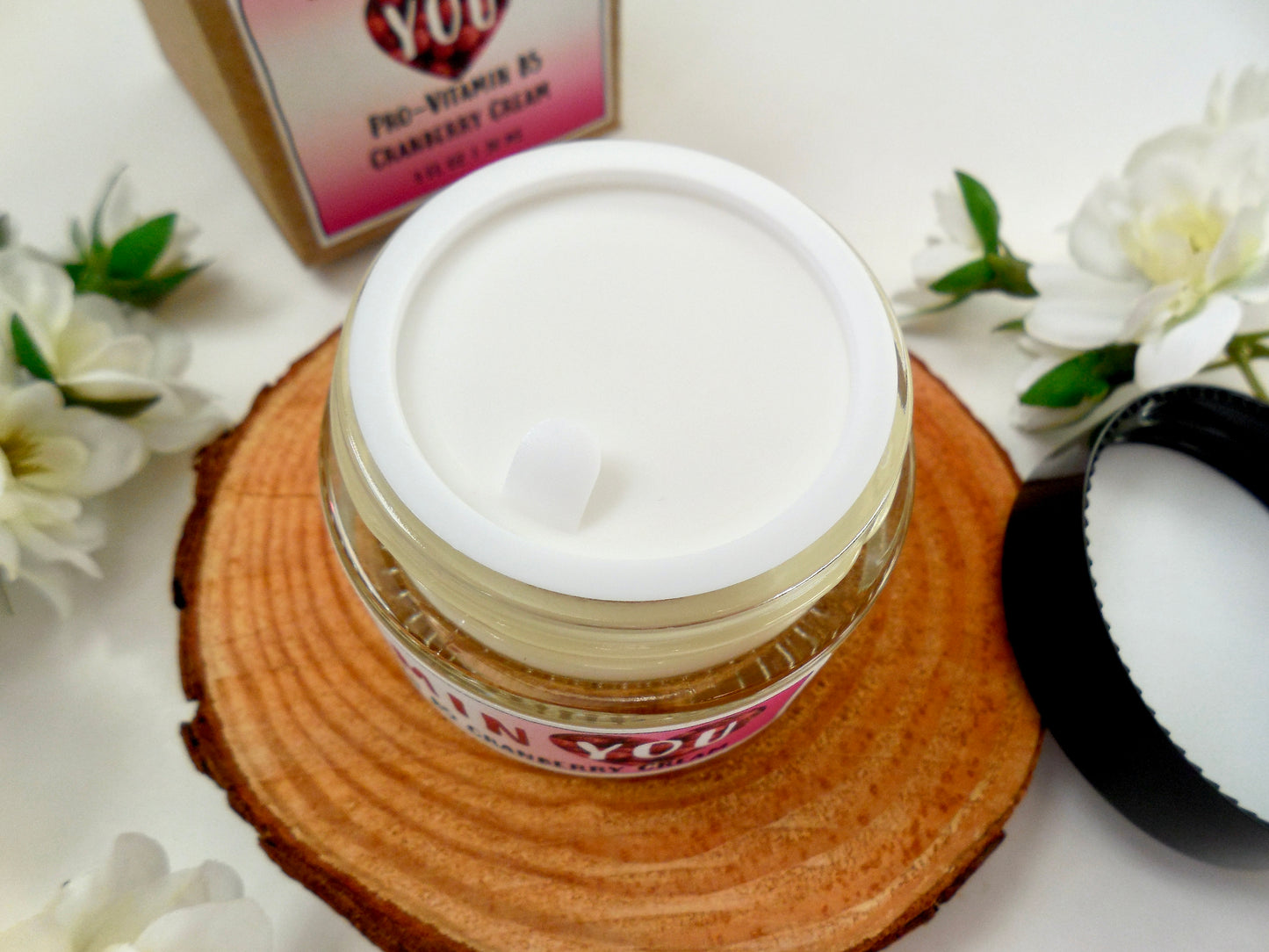 Product contains leak resistant closure between the jar and lid